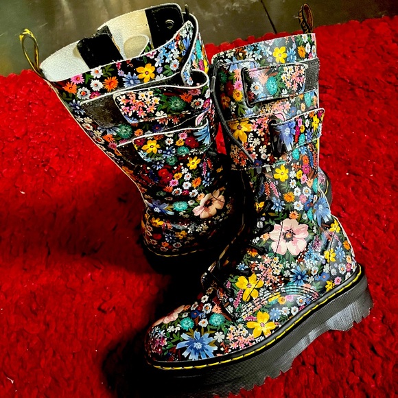 Dr. Martens Shoes - RARE Dr. Marten’s Jagger Wonderlust floral print 41/US9.